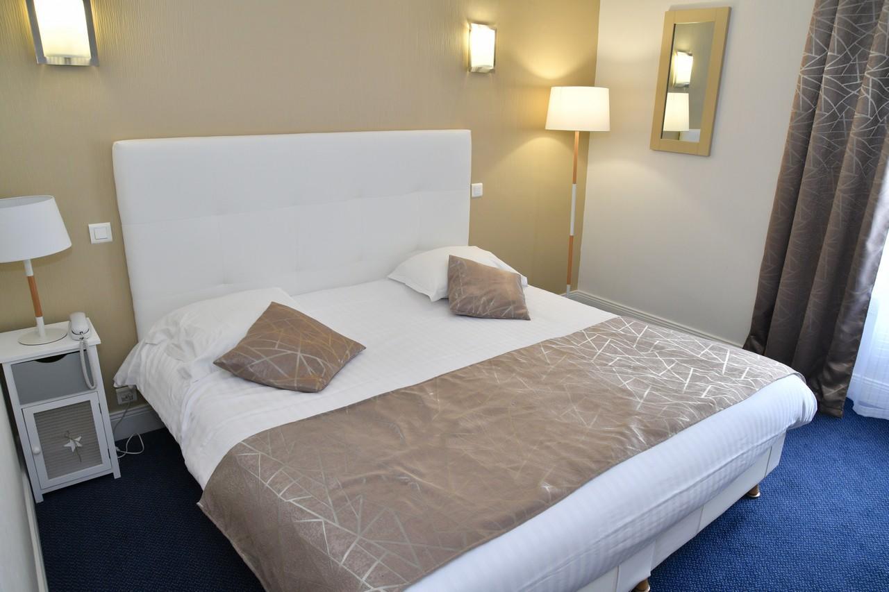 Le Renaissance Hotel Aurillac Bagian luar foto