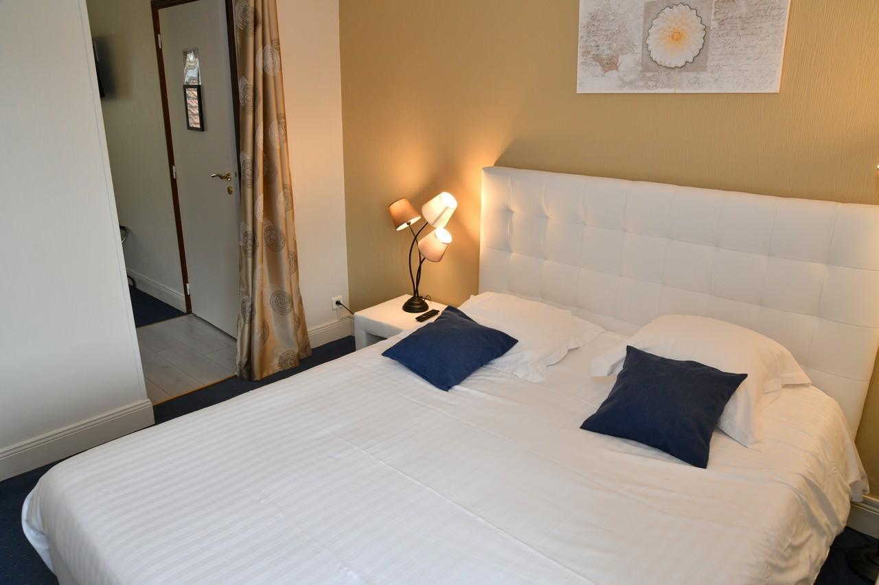 Le Renaissance Hotel Aurillac Bagian luar foto