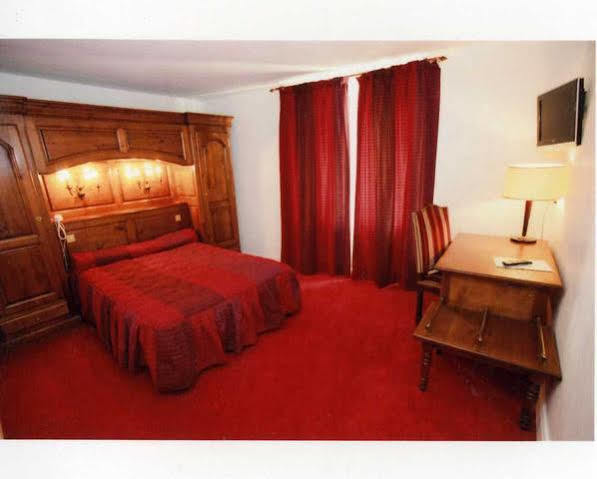 Le Renaissance Hotel Aurillac Bagian luar foto